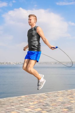 İp atlama ile genç adam