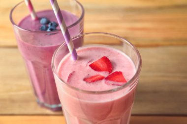 Ahşap masa, closeup üzerinde nefis güler yüzlü gözlüklü