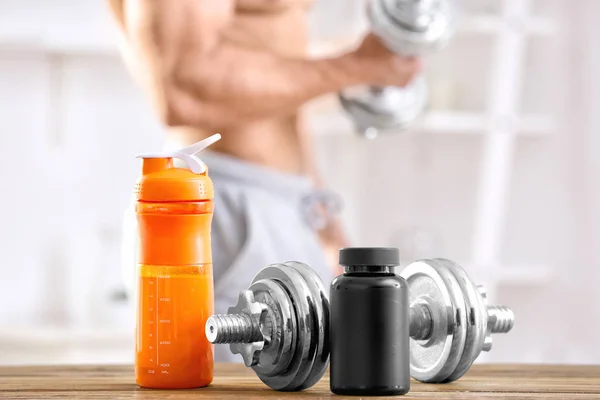Halter, kavanoz ve protein shake ile şişe — Stok fotoğraf
