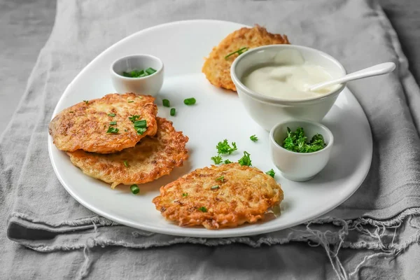 Plate with Hanukkah potato pancakes and sauce — Stock Photo, Image