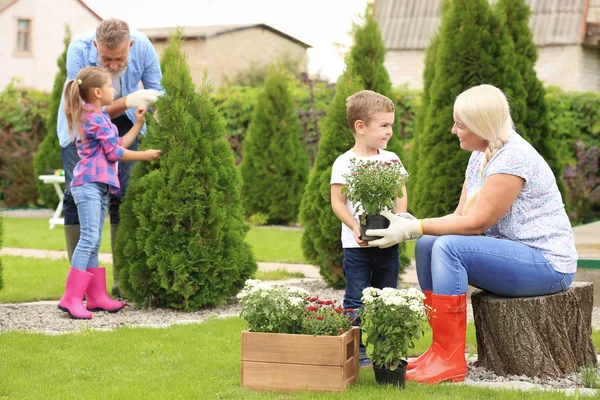 Podeszłym wieku pary z wnukami, pracy w ogrodzie — Zdjęcie stockowe