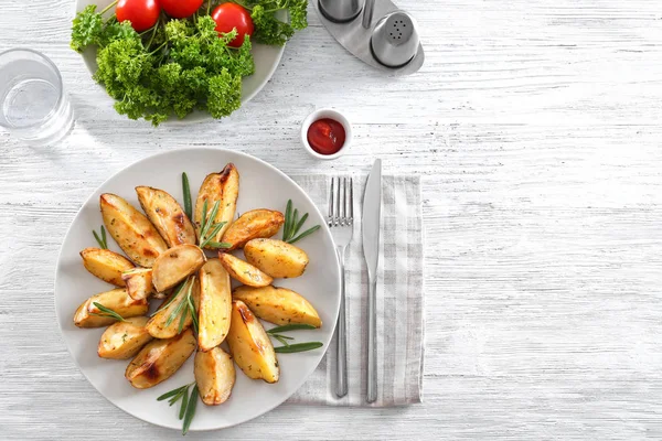 Composición con plato de deliciosas patatas de romero — Foto de Stock