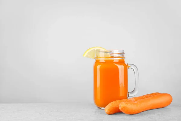 Mason jar of fresh carrot juice — Stock Photo, Image