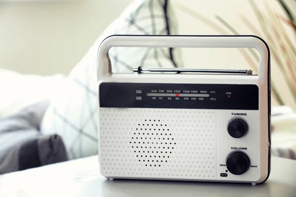 Retro radio op tafel — Stockfoto