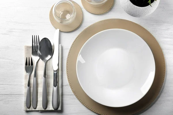 Bovenaanzicht van de instelling van de tabel voor het diner — Stockfoto
