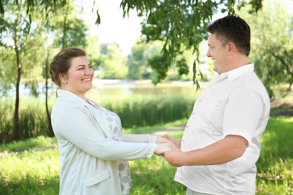 Couple en surpoids dans le parc le jour ensoleillé — Photo