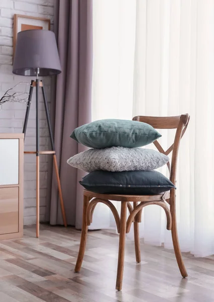 Habitación interior con silla y diferentes almohadas — Foto de Stock