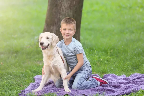 Petit garçon mignon avec chien dans le parc — Photo