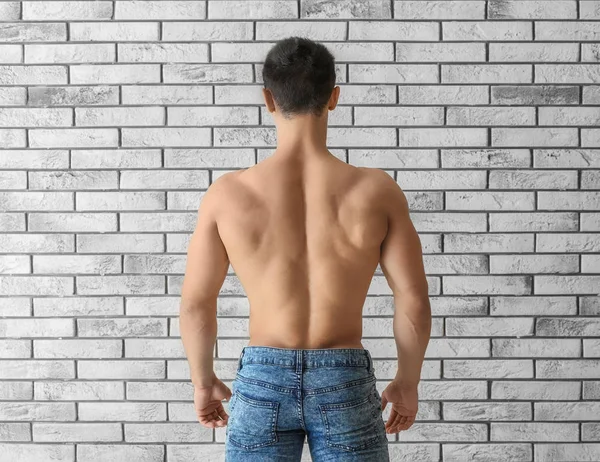 Muscolare giovane uomo — Foto Stock