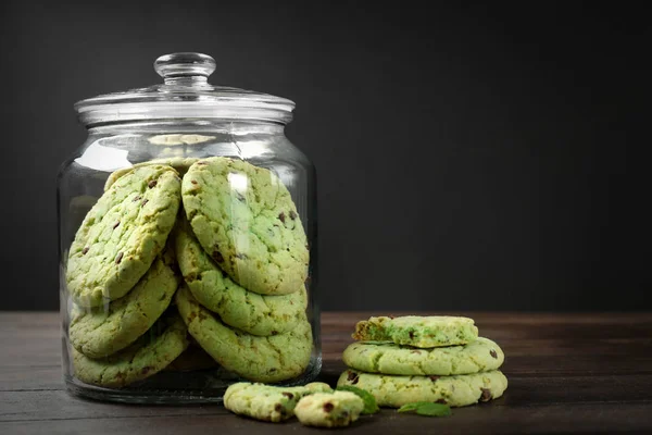 Jar with mint chocolate chip cookies — Stock Photo, Image