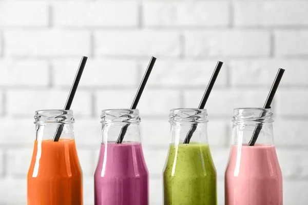 Bouteilles avec smoothie délicieux — Photo