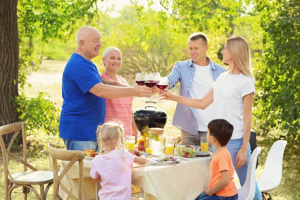 Familia feliz teniendo fiesta barbacoa al aire libre —  Fotos de Stock