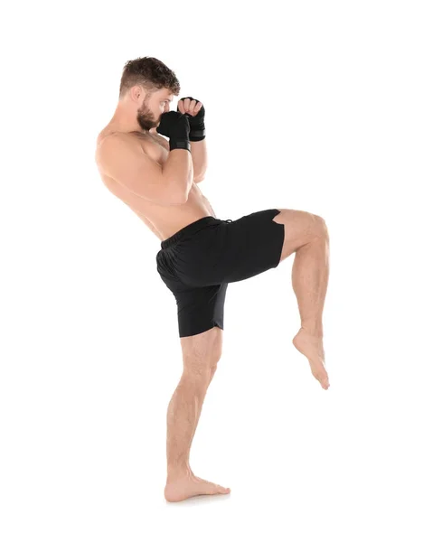 Männlicher Kickboxer auf weißem Hintergrund — Stockfoto