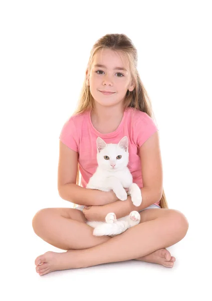 Klein meisje in casual kleding houdt van schattige kat, geïsoleerd op wit — Stockfoto