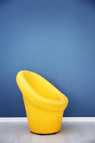 Gele fauteuil in de buurt van de muur — Stockfoto