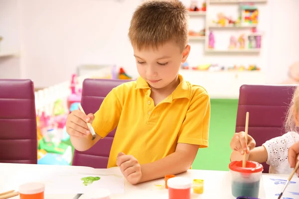 Little boy at painting lesson — Stock Photo, Image