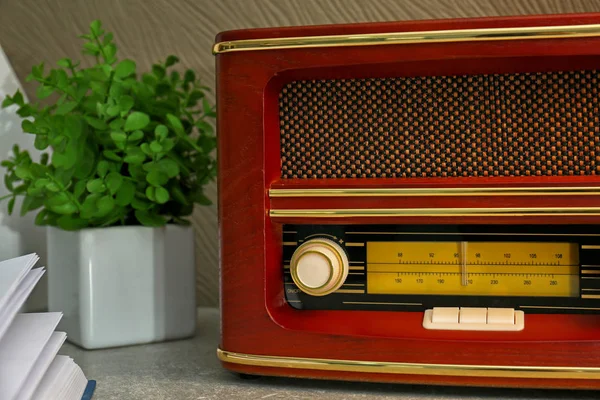 Retro radio op tafel — Stockfoto
