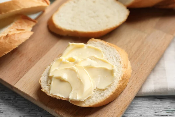 Rebanada de pan con mantequilla —  Fotos de Stock