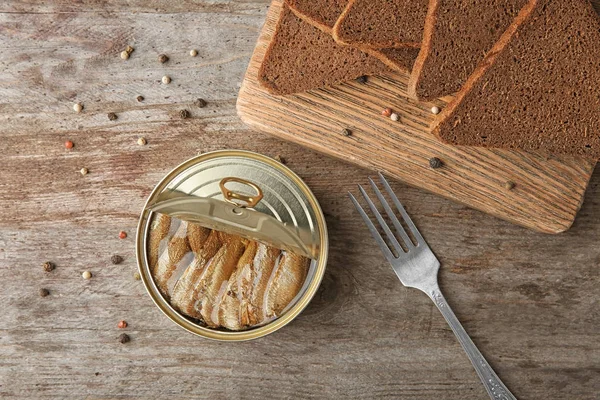 Scatola di latta aperta con pesce e pane — Foto Stock