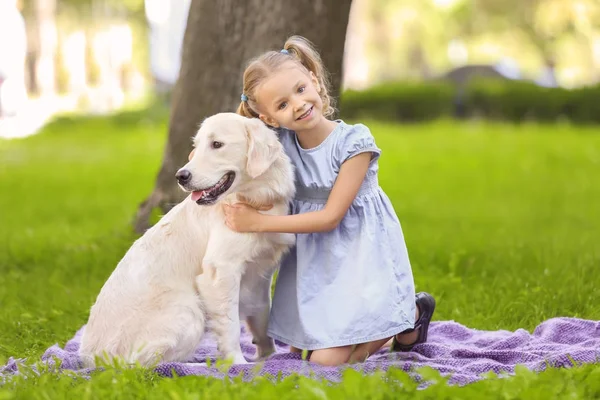 Schattig Klein Meisje Met Hond Park — Stockfoto