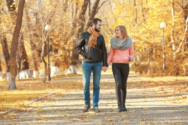 Jeune couple marchant dans le parc — Photo