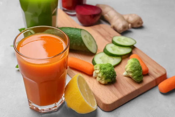 Verre de jus frais avec des ingrédients — Photo