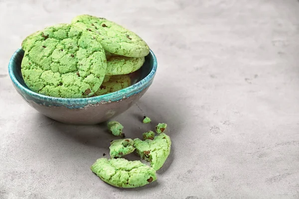 Ciotola con biscotti alla menta e gocce di cioccolato — Foto Stock