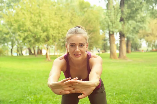 Jonge vrouw doen oefeningen in park — Stockfoto