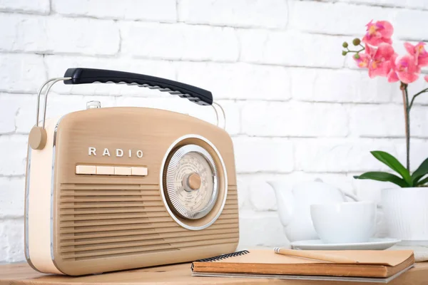 Rádio retro na mesa — Fotografia de Stock