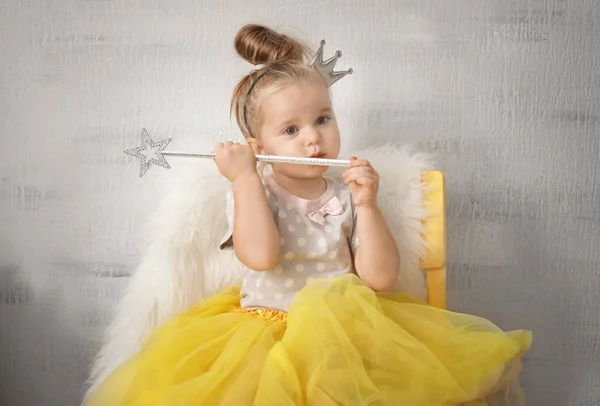Bedårande liten flicka med trollspö — Stockfoto