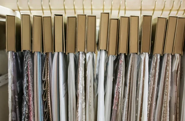 Variedade de amostras de tecido para cortinas, close-up — Fotografia de Stock