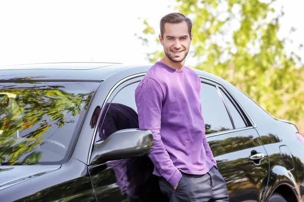 Jeune homme près de voiture — Photo