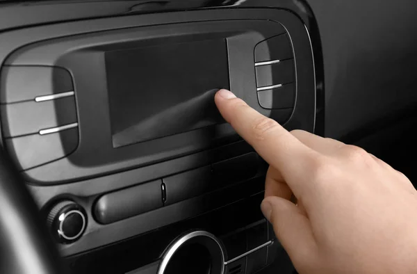 Mann tunt Radio im Auto — Stockfoto