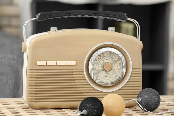 Rádio retro na mesa — Fotografia de Stock
