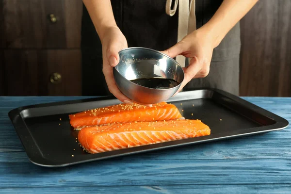 Femme préparant filet de saumon — Photo