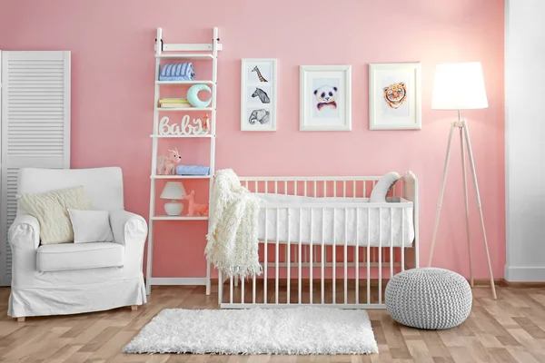 Baby slaapkamer met foto's van dieren — Stockfoto