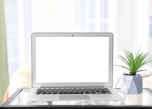 Laptop moderno com tela em branco na mesa em casa — Fotografia de Stock
