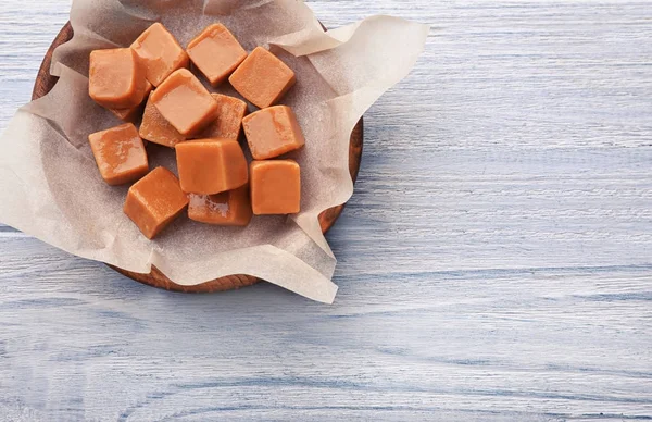 Bowl with tasty caramel candies — Stock Photo, Image