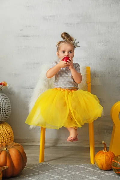 Adorable niña comiendo manzana — Foto de Stock