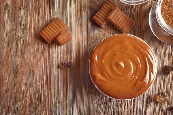 Permen karamel manis dan mangkuk — Stok Foto