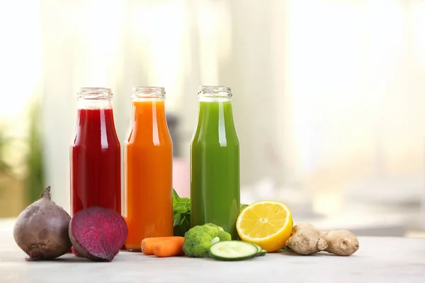 Botellas con varios jugos de verduras frescas — Foto de Stock