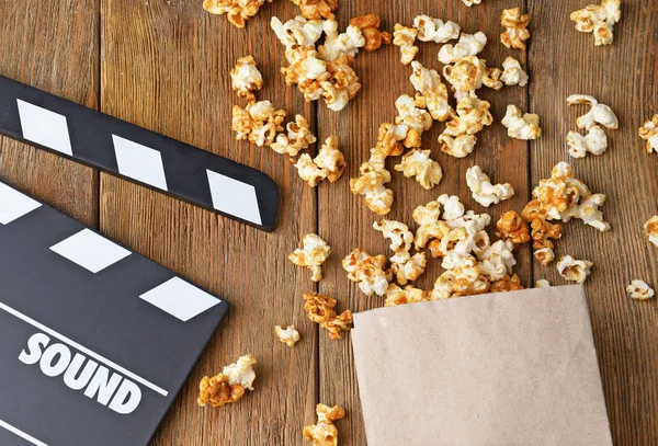 Karamell-Popcorn und Filmklöppel — Stockfoto