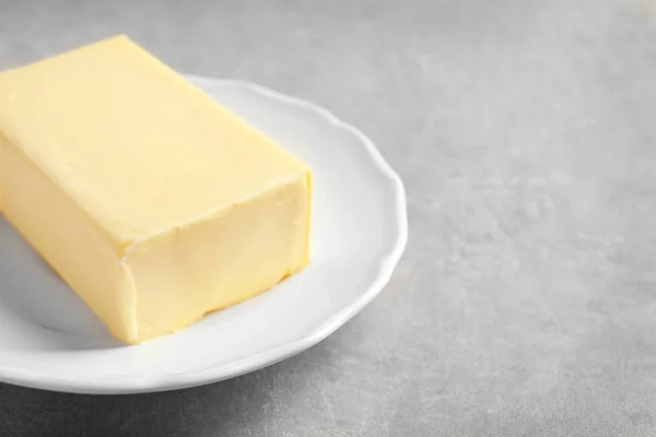 Tallrik med block av smör — Stockfoto