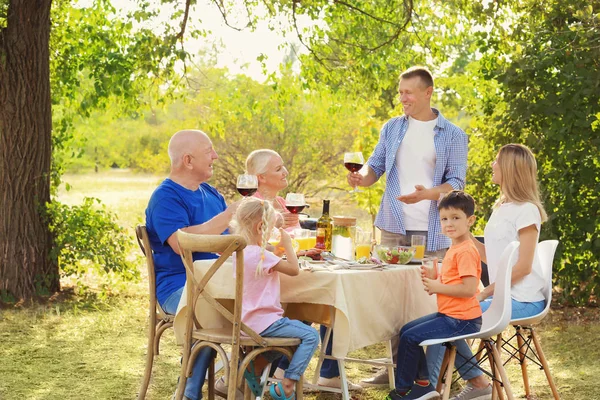 Famiglia felice che fa festa barbecue all'aperto — Foto Stock