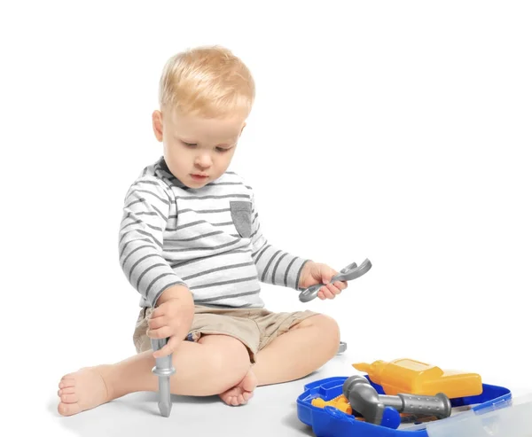 Симпатичный маленький ребенок с игрушками, изолированный на белом — стоковое фото