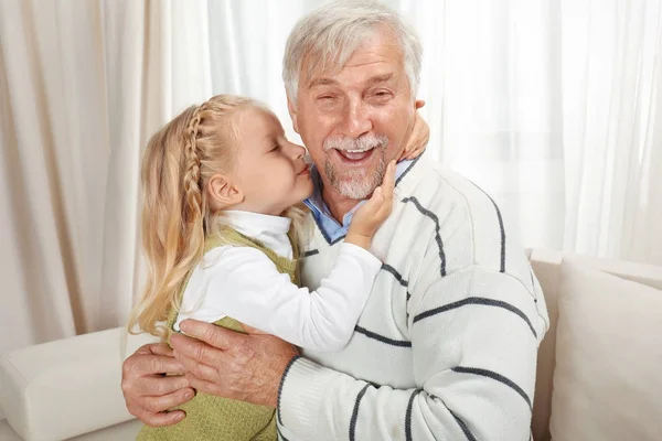 Anciano con nieta en casa — Foto de Stock