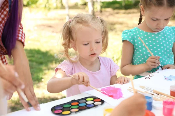 Дети на уроке живописи на открытом воздухе — стоковое фото