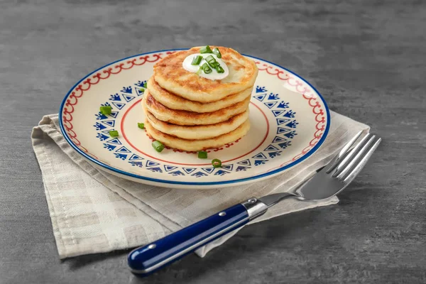 Plate with Hanukkah potato pancakes — Stock Photo, Image