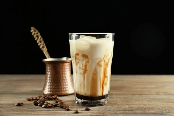 Kaca dengan es latte macchiato — Stok Foto
