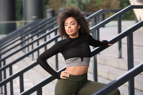 Hermosa mujer afroamericana en ropa deportiva — Foto de Stock